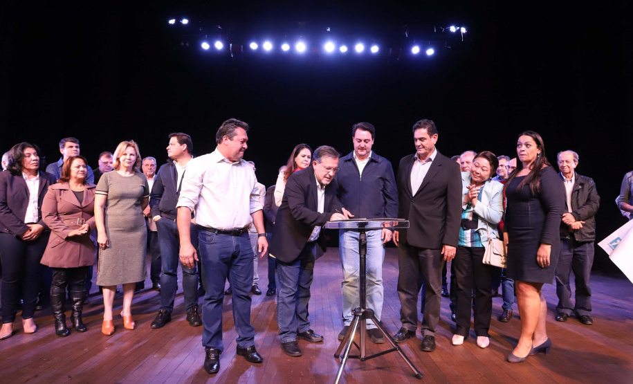 O governador Carlos Massa Ratinho Junior esteve nesta quarta-feira (15) em Campo Mourão e confirmou recursos para obras de infraestrutura urbana e compra de veículos, máquinas e equipamentos para 12 municípios do Noroeste do Paraná. Ele autorizou as licitações e homologações dos projetos da Secretaria de Estado do Desenvolvimento Urbano e Obras Públicas. Os investimentos somam R$ 8 milhões. Foto: Rodrigo Felix Leal/ANPr