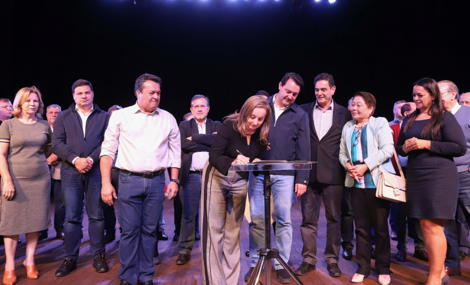 O governador Carlos Massa Ratinho Junior esteve nesta quarta-feira (15) em Campo Mourão e confirmou recursos para obras de infraestrutura urbana e compra de veículos, máquinas e equipamentos para 12 municípios do Noroeste do Paraná. Ele autorizou as licitações e homologações dos projetos da Secretaria de Estado do Desenvolvimento Urbano e Obras Públicas. Os investimentos somam R$ 8 milhões. Foto: Rodrigo Felix Leal/ANPr