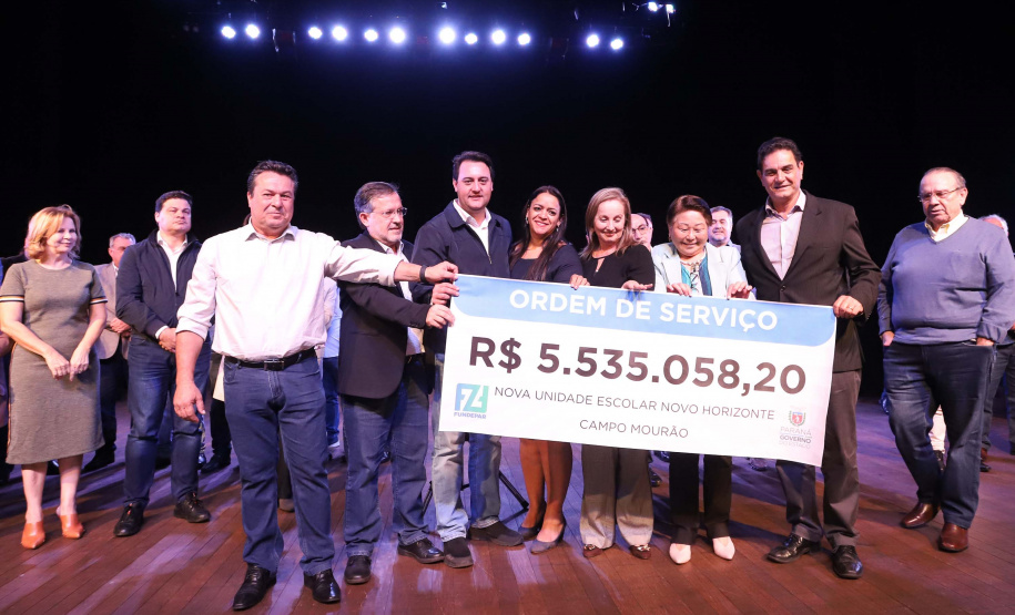 O governador Carlos Massa Ratinho Junior esteve nesta quarta-feira (15) em Campo Mourão e confirmou recursos para obras de infraestrutura urbana e compra de veículos, máquinas e equipamentos para 12 municípios do Noroeste do Paraná. Ele autorizou as licitações e homologações dos projetos da Secretaria de Estado do Desenvolvimento Urbano e Obras Públicas. Os investimentos somam R$ 8 milhões. Foto: Rodrigo Felix Leal/ANPr