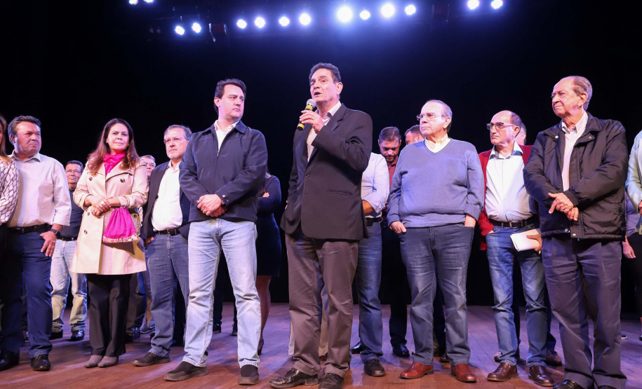 O governador Carlos Massa Ratinho Junior esteve nesta quarta-feira (15) em Campo Mourão e confirmou recursos para obras de infraestrutura urbana e compra de veículos, máquinas e equipamentos para 12 municípios do Noroeste do Paraná. Ele autorizou as licitações e homologações dos projetos da Secretaria de Estado do Desenvolvimento Urbano e Obras Públicas. Os investimentos somam R$ 8 milhões. Foto: Rodrigo Felix Leal/ANPr