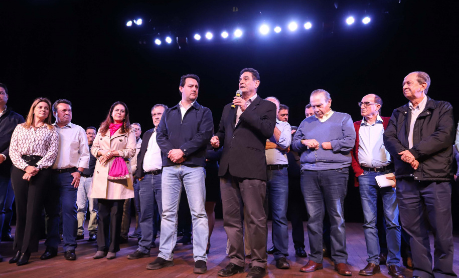 O governador Carlos Massa Ratinho Junior esteve nesta quarta-feira (15) em Campo Mourão e confirmou recursos para obras de infraestrutura urbana e compra de veículos, máquinas e equipamentos para 12 municípios do Noroeste do Paraná. Ele autorizou as licitações e homologações dos projetos da Secretaria de Estado do Desenvolvimento Urbano e Obras Públicas. Os investimentos somam R$ 8 milhões. Foto: Rodrigo Felix Leal/ANPr