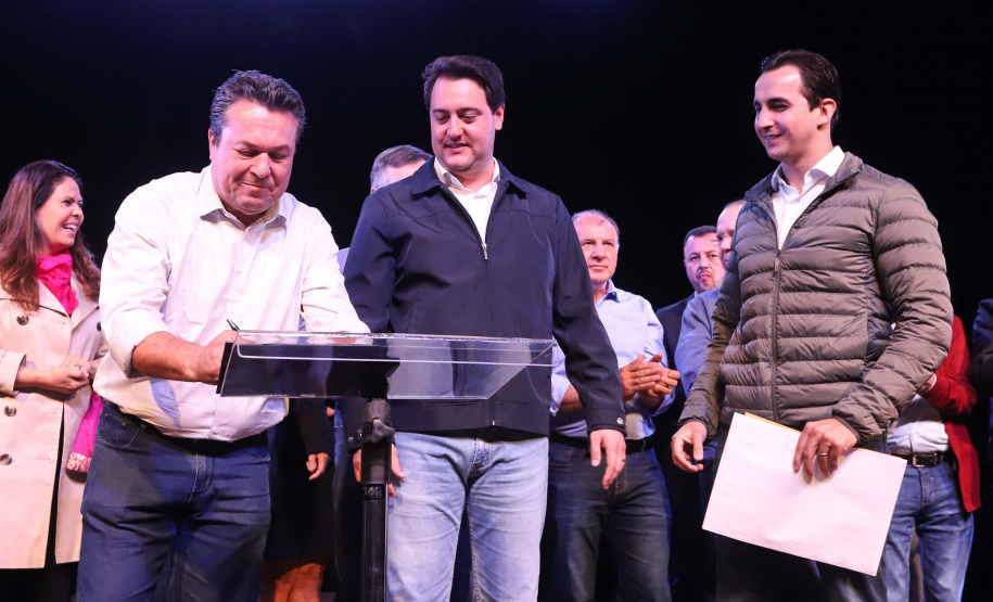 O governador Carlos Massa Ratinho Junior esteve nesta quarta-feira (15) em Campo Mourão e confirmou recursos para obras de infraestrutura urbana e compra de veículos, máquinas e equipamentos para 12 municípios do Noroeste do Paraná. Ele autorizou as licitações e homologações dos projetos da Secretaria de Estado do Desenvolvimento Urbano e Obras Públicas. Os investimentos somam R$ 8 milhões. Foto: Rodrigo Felix Leal/ANPr