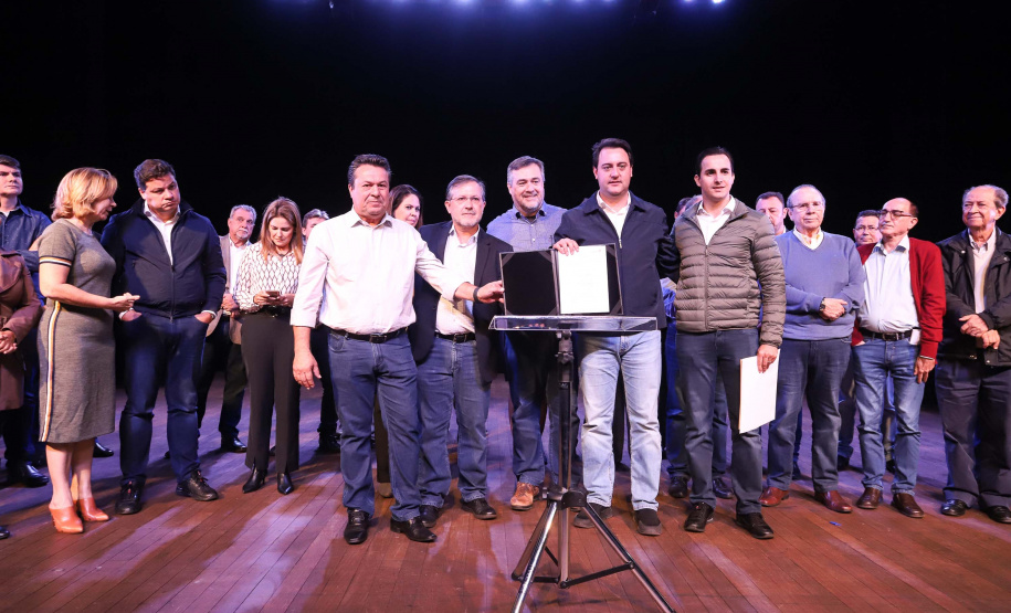 O governador Carlos Massa Ratinho Junior esteve nesta quarta-feira (15) em Campo Mourão e confirmou recursos para obras de infraestrutura urbana e compra de veículos, máquinas e equipamentos para 12 municípios do Noroeste do Paraná. Ele autorizou as licitações e homologações dos projetos da Secretaria de Estado do Desenvolvimento Urbano e Obras Públicas. Os investimentos somam R$ 8 milhões. Foto: Rodrigo Felix Leal/ANPr