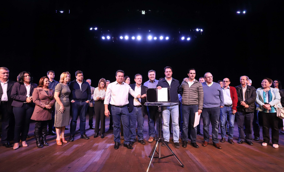 O governador Carlos Massa Ratinho Junior esteve nesta quarta-feira (15) em Campo Mourão e confirmou recursos para obras de infraestrutura urbana e compra de veículos, máquinas e equipamentos para 12 municípios do Noroeste do Paraná. Ele autorizou as licitações e homologações dos projetos da Secretaria de Estado do Desenvolvimento Urbano e Obras Públicas. Os investimentos somam R$ 8 milhões. Foto: Rodrigo Felix Leal/ANPr