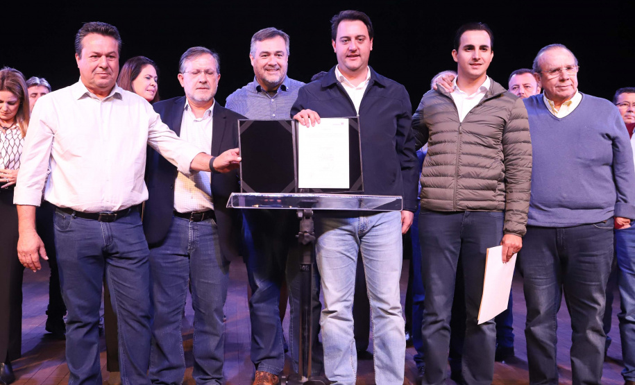 O governador Carlos Massa Ratinho Junior esteve nesta quarta-feira (15) em Campo Mourão e confirmou recursos para obras de infraestrutura urbana e compra de veículos, máquinas e equipamentos para 12 municípios do Noroeste do Paraná. Ele autorizou as licitações e homologações dos projetos da Secretaria de Estado do Desenvolvimento Urbano e Obras Públicas. Os investimentos somam R$ 8 milhões. Foto: Rodrigo Felix Leal/ANPr