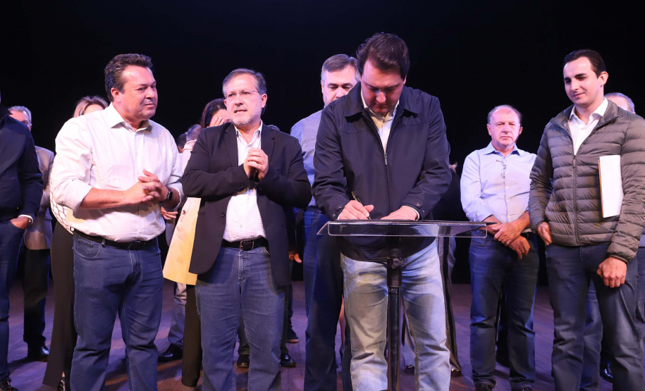 O governador Carlos Massa Ratinho Junior esteve nesta quarta-feira (15) em Campo Mourão e confirmou recursos para obras de infraestrutura urbana e compra de veículos, máquinas e equipamentos para 12 municípios do Noroeste do Paraná. Ele autorizou as licitações e homologações dos projetos da Secretaria de Estado do Desenvolvimento Urbano e Obras Públicas. Os investimentos somam R$ 8 milhões. Foto: Rodrigo Felix Leal/ANPr