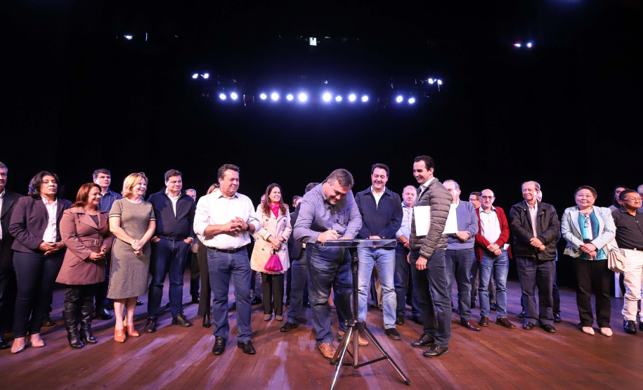 O governador Carlos Massa Ratinho Junior esteve nesta quarta-feira (15) em Campo Mourão e confirmou recursos para obras de infraestrutura urbana e compra de veículos, máquinas e equipamentos para 12 municípios do Noroeste do Paraná. Ele autorizou as licitações e homologações dos projetos da Secretaria de Estado do Desenvolvimento Urbano e Obras Públicas. Os investimentos somam R$ 8 milhões. Foto: Rodrigo Felix Leal/ANPr
