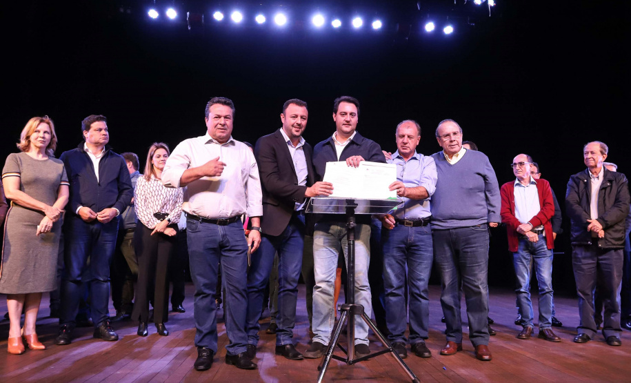 O governador Carlos Massa Ratinho Junior esteve nesta quarta-feira (15) em Campo Mourão e confirmou recursos para obras de infraestrutura urbana e compra de veículos, máquinas e equipamentos para 12 municípios do Noroeste do Paraná. Ele autorizou as licitações e homologações dos projetos da Secretaria de Estado do Desenvolvimento Urbano e Obras Públicas. Os investimentos somam R$ 8 milhões. Foto: Rodrigo Felix Leal/ANPr