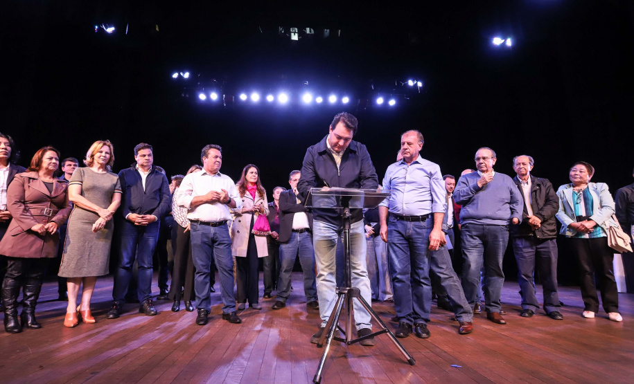 O governador Carlos Massa Ratinho Junior esteve nesta quarta-feira (15) em Campo Mourão e confirmou recursos para obras de infraestrutura urbana e compra de veículos, máquinas e equipamentos para 12 municípios do Noroeste do Paraná. Ele autorizou as licitações e homologações dos projetos da Secretaria de Estado do Desenvolvimento Urbano e Obras Públicas. Os investimentos somam R$ 8 milhões. Foto: Rodrigo Felix Leal/ANPr