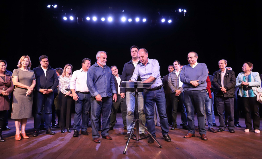 O governador Carlos Massa Ratinho Junior esteve nesta quarta-feira (15) em Campo Mourão e confirmou recursos para obras de infraestrutura urbana e compra de veículos, máquinas e equipamentos para 12 municípios do Noroeste do Paraná. Ele autorizou as licitações e homologações dos projetos da Secretaria de Estado do Desenvolvimento Urbano e Obras Públicas. Os investimentos somam R$ 8 milhões. Foto: Rodrigo Felix Leal/ANPr