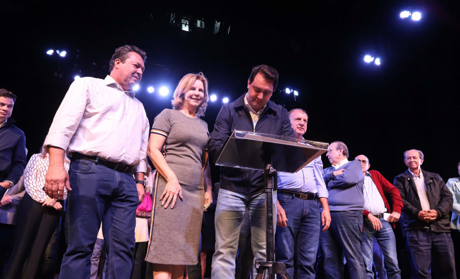 O governador Carlos Massa Ratinho Junior esteve nesta quarta-feira (15) em Campo Mourão e confirmou recursos para obras de infraestrutura urbana e compra de veículos, máquinas e equipamentos para 12 municípios do Noroeste do Paraná. Ele autorizou as licitações e homologações dos projetos da Secretaria de Estado do Desenvolvimento Urbano e Obras Públicas. Os investimentos somam R$ 8 milhões. Foto: Rodrigo Felix Leal/ANPr