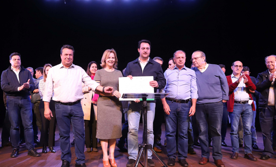 O governador Carlos Massa Ratinho Junior esteve nesta quarta-feira (15) em Campo Mourão e confirmou recursos para obras de infraestrutura urbana e compra de veículos, máquinas e equipamentos para 12 municípios do Noroeste do Paraná. Ele autorizou as licitações e homologações dos projetos da Secretaria de Estado do Desenvolvimento Urbano e Obras Públicas. Os investimentos somam R$ 8 milhões. Foto: Rodrigo Felix Leal/ANPr