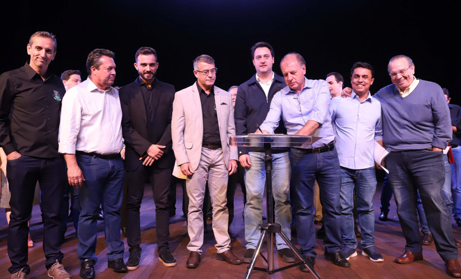 O governador Carlos Massa Ratinho Junior esteve nesta quarta-feira (15) em Campo Mourão e confirmou recursos para obras de infraestrutura urbana e compra de veículos, máquinas e equipamentos para 12 municípios do Noroeste do Paraná. Ele autorizou as licitações e homologações dos projetos da Secretaria de Estado do Desenvolvimento Urbano e Obras Públicas. Os investimentos somam R$ 8 milhões. Foto: Rodrigo Felix Leal/ANPr