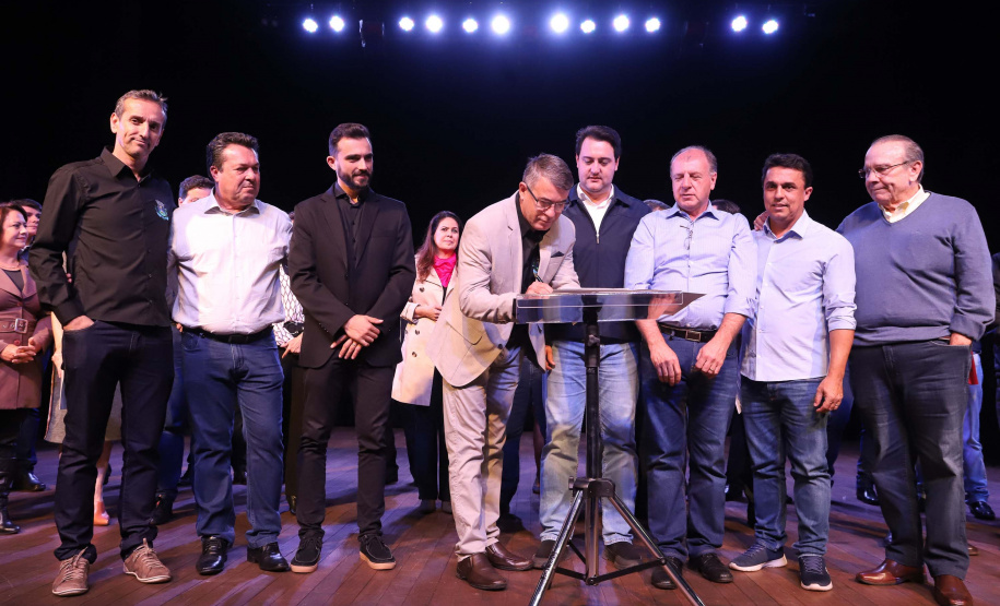 O governador Carlos Massa Ratinho Junior esteve nesta quarta-feira (15) em Campo Mourão e confirmou recursos para obras de infraestrutura urbana e compra de veículos, máquinas e equipamentos para 12 municípios do Noroeste do Paraná. Ele autorizou as licitações e homologações dos projetos da Secretaria de Estado do Desenvolvimento Urbano e Obras Públicas. Os investimentos somam R$ 8 milhões. Foto: Rodrigo Felix Leal/ANPr