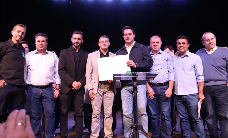 O governador Carlos Massa Ratinho Junior esteve nesta quarta-feira (15) em Campo Mourão e confirmou recursos para obras de infraestrutura urbana e compra de veículos, máquinas e equipamentos para 12 municípios do Noroeste do Paraná. Ele autorizou as licitações e homologações dos projetos da Secretaria de Estado do Desenvolvimento Urbano e Obras Públicas. Os investimentos somam R$ 8 milhões. Foto: Rodrigo Felix Leal/ANPr