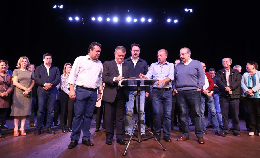 O governador Carlos Massa Ratinho Junior esteve nesta quarta-feira (15) em Campo Mourão e confirmou recursos para obras de infraestrutura urbana e compra de veículos, máquinas e equipamentos para 12 municípios do Noroeste do Paraná. Ele autorizou as licitações e homologações dos projetos da Secretaria de Estado do Desenvolvimento Urbano e Obras Públicas. Os investimentos somam R$ 8 milhões. Foto: Rodrigo Felix Leal/ANPr