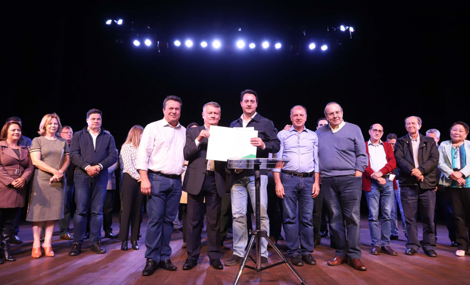 O governador Carlos Massa Ratinho Junior esteve nesta quarta-feira (15) em Campo Mourão e confirmou recursos para obras de infraestrutura urbana e compra de veículos, máquinas e equipamentos para 12 municípios do Noroeste do Paraná. Ele autorizou as licitações e homologações dos projetos da Secretaria de Estado do Desenvolvimento Urbano e Obras Públicas. Os investimentos somam R$ 8 milhões. Foto: Rodrigo Felix Leal/ANPr