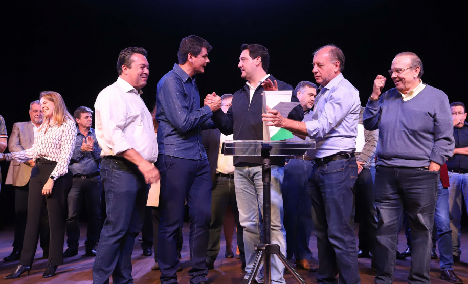 O governador Carlos Massa Ratinho Junior esteve nesta quarta-feira (15) em Campo Mourão e confirmou recursos para obras de infraestrutura urbana e compra de veículos, máquinas e equipamentos para 12 municípios do Noroeste do Paraná. Ele autorizou as licitações e homologações dos projetos da Secretaria de Estado do Desenvolvimento Urbano e Obras Públicas. Os investimentos somam R$ 8 milhões. Foto: Rodrigo Felix Leal/ANPr