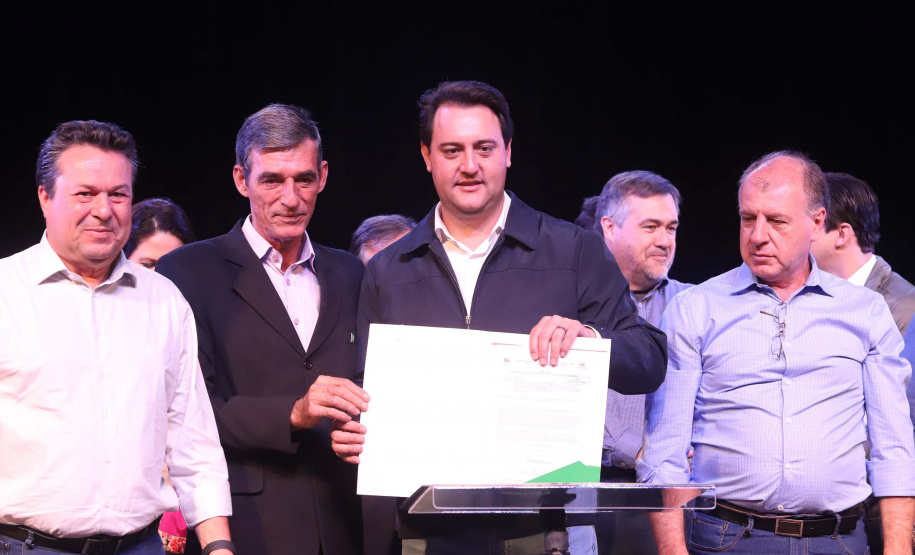 O governador Carlos Massa Ratinho Junior esteve nesta quarta-feira (15) em Campo Mourão e confirmou recursos para obras de infraestrutura urbana e compra de veículos, máquinas e equipamentos para 12 municípios do Noroeste do Paraná. Ele autorizou as licitações e homologações dos projetos da Secretaria de Estado do Desenvolvimento Urbano e Obras Públicas. Os investimentos somam R$ 8 milhões. Foto: Rodrigo Felix Leal/ANPr