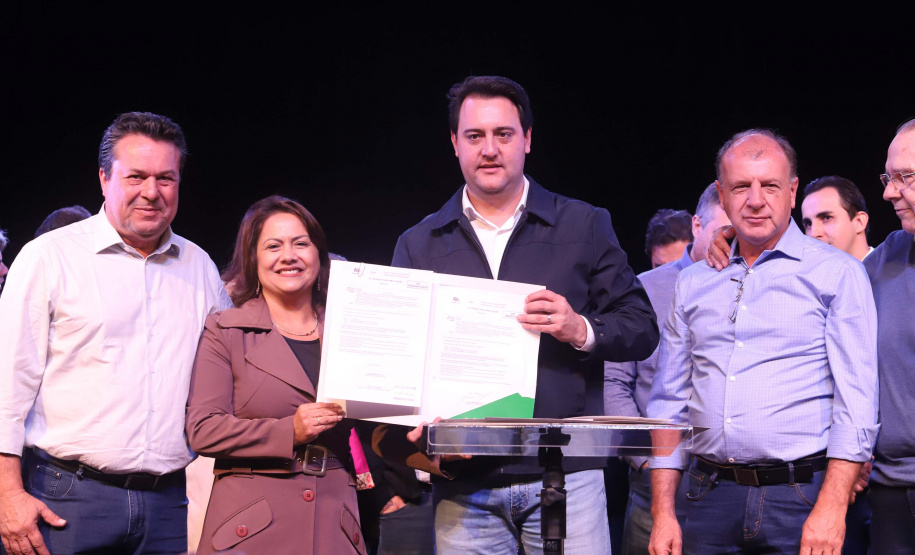 O governador Carlos Massa Ratinho Junior esteve nesta quarta-feira (15) em Campo Mourão e confirmou recursos para obras de infraestrutura urbana e compra de veículos, máquinas e equipamentos para 12 municípios do Noroeste do Paraná. Ele autorizou as licitações e homologações dos projetos da Secretaria de Estado do Desenvolvimento Urbano e Obras Públicas. Os investimentos somam R$ 8 milhões. Foto: Rodrigo Felix Leal/ANPr