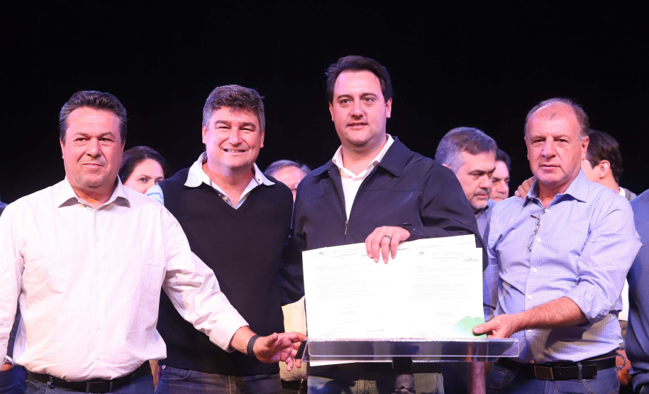 O governador Carlos Massa Ratinho Junior esteve nesta quarta-feira (15) em Campo Mourão e confirmou recursos para obras de infraestrutura urbana e compra de veículos, máquinas e equipamentos para 12 municípios do Noroeste do Paraná. Ele autorizou as licitações e homologações dos projetos da Secretaria de Estado do Desenvolvimento Urbano e Obras Públicas. Os investimentos somam R$ 8 milhões. Foto: Rodrigo Felix Leal/ANPr