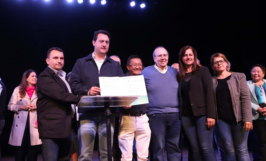 O governador Carlos Massa Ratinho Junior esteve nesta quarta-feira (15) em Campo Mourão e confirmou recursos para obras de infraestrutura urbana e compra de veículos, máquinas e equipamentos para 12 municípios do Noroeste do Paraná. Ele autorizou as licitações e homologações dos projetos da Secretaria de Estado do Desenvolvimento Urbano e Obras Públicas. Os investimentos somam R$ 8 milhões. Foto: Rodrigo Felix Leal/ANPr