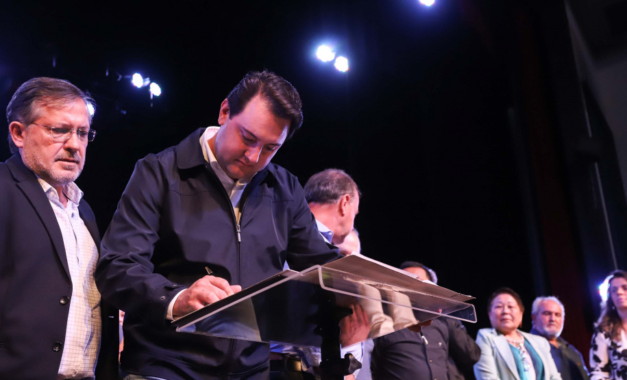 O governador Carlos Massa Ratinho Junior esteve nesta quarta-feira (15) em Campo Mourão e confirmou recursos para obras de infraestrutura urbana e compra de veículos, máquinas e equipamentos para 12 municípios do Noroeste do Paraná. Ele autorizou as licitações e homologações dos projetos da Secretaria de Estado do Desenvolvimento Urbano e Obras Públicas. Os investimentos somam R$ 8 milhões. Foto: Rodrigo Felix Leal/ANPr