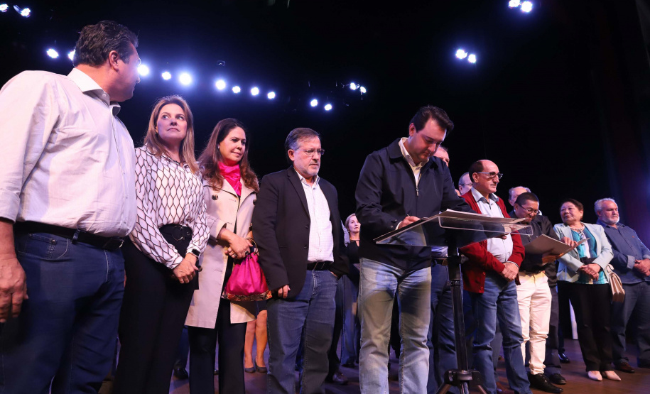 O governador Carlos Massa Ratinho Junior esteve nesta quarta-feira (15) em Campo Mourão e confirmou recursos para obras de infraestrutura urbana e compra de veículos, máquinas e equipamentos para 12 municípios do Noroeste do Paraná. Ele autorizou as licitações e homologações dos projetos da Secretaria de Estado do Desenvolvimento Urbano e Obras Públicas. Os investimentos somam R$ 8 milhões. Foto: Rodrigo Felix Leal/ANPr