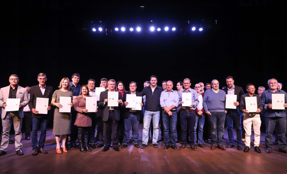 O governador Carlos Massa Ratinho Junior esteve nesta quarta-feira (15) em Campo Mourão e confirmou recursos para obras de infraestrutura urbana e compra de veículos, máquinas e equipamentos para 12 municípios do Noroeste do Paraná. Ele autorizou as licitações e homologações dos projetos da Secretaria de Estado do Desenvolvimento Urbano e Obras Públicas. Os investimentos somam R$ 8 milhões. Foto: Rodrigo Felix Leal/ANPr