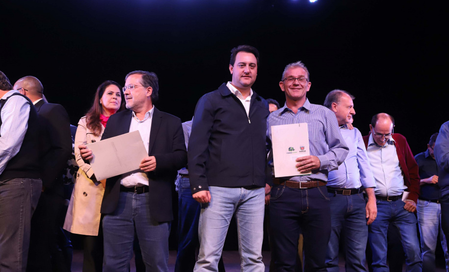 O governador Carlos Massa Ratinho Junior esteve nesta quarta-feira (15) em Campo Mourão e confirmou recursos para obras de infraestrutura urbana e compra de veículos, máquinas e equipamentos para 12 municípios do Noroeste do Paraná. Ele autorizou as licitações e homologações dos projetos da Secretaria de Estado do Desenvolvimento Urbano e Obras Públicas. Os investimentos somam R$ 8 milhões. Foto: Rodrigo Felix Leal/ANPr