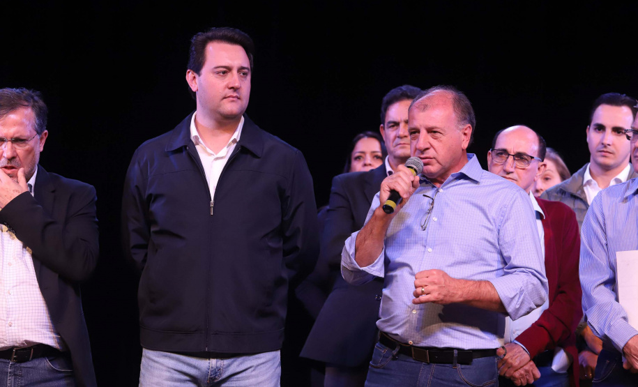 O governador Carlos Massa Ratinho Junior esteve nesta quarta-feira (15) em Campo Mourão e confirmou recursos para obras de infraestrutura urbana e compra de veículos, máquinas e equipamentos para 12 municípios do Noroeste do Paraná. Ele autorizou as licitações e homologações dos projetos da Secretaria de Estado do Desenvolvimento Urbano e Obras Públicas. Os investimentos somam R$ 8 milhões. Foto: Rodrigo Felix Leal/ANPr