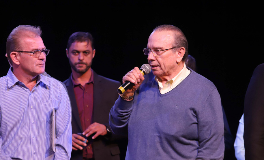 O governador Carlos Massa Ratinho Junior esteve nesta quarta-feira (15) em Campo Mourão e confirmou recursos para obras de infraestrutura urbana e compra de veículos, máquinas e equipamentos para 12 municípios do Noroeste do Paraná. Ele autorizou as licitações e homologações dos projetos da Secretaria de Estado do Desenvolvimento Urbano e Obras Públicas. Os investimentos somam R$ 8 milhões. Foto: Rodrigo Felix Leal/ANPr