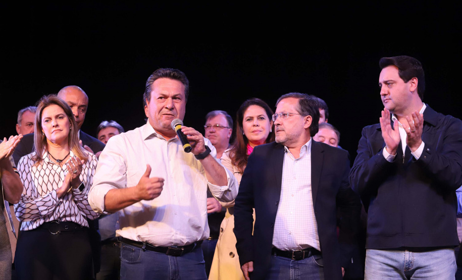 O governador Carlos Massa Ratinho Junior esteve nesta quarta-feira (15) em Campo Mourão e confirmou recursos para obras de infraestrutura urbana e compra de veículos, máquinas e equipamentos para 12 municípios do Noroeste do Paraná. Ele autorizou as licitações e homologações dos projetos da Secretaria de Estado do Desenvolvimento Urbano e Obras Públicas. Os investimentos somam R$ 8 milhões. Foto: Rodrigo Felix Leal/ANPr