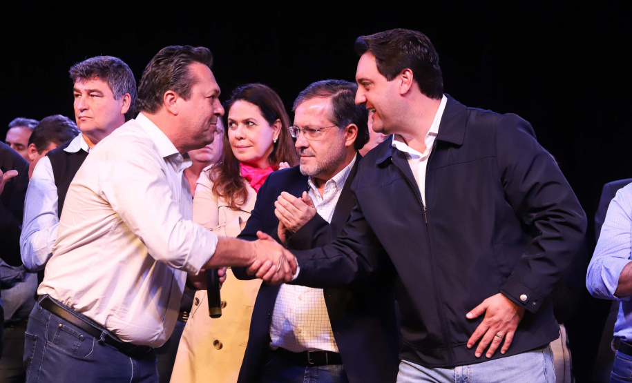 O governador Carlos Massa Ratinho Junior esteve nesta quarta-feira (15) em Campo Mourão e confirmou recursos para obras de infraestrutura urbana e compra de veículos, máquinas e equipamentos para 12 municípios do Noroeste do Paraná. Ele autorizou as licitações e homologações dos projetos da Secretaria de Estado do Desenvolvimento Urbano e Obras Públicas. Os investimentos somam R$ 8 milhões. Foto: Rodrigo Felix Leal/ANPr