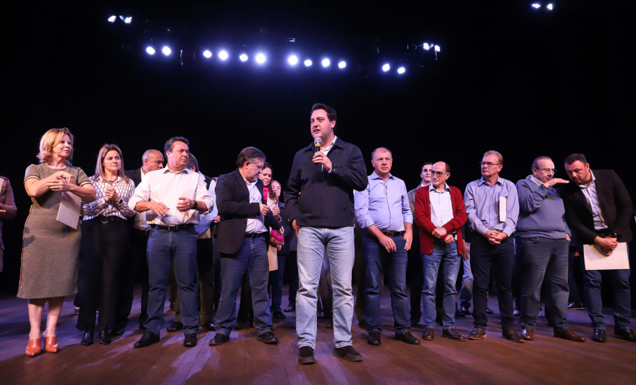 O governador Carlos Massa Ratinho Junior esteve nesta quarta-feira (15) em Campo Mourão e confirmou recursos para obras de infraestrutura urbana e compra de veículos, máquinas e equipamentos para 12 municípios do Noroeste do Paraná. Ele autorizou as licitações e homologações dos projetos da Secretaria de Estado do Desenvolvimento Urbano e Obras Públicas. Os investimentos somam R$ 8 milhões. Foto: Rodrigo Felix Leal/ANPr