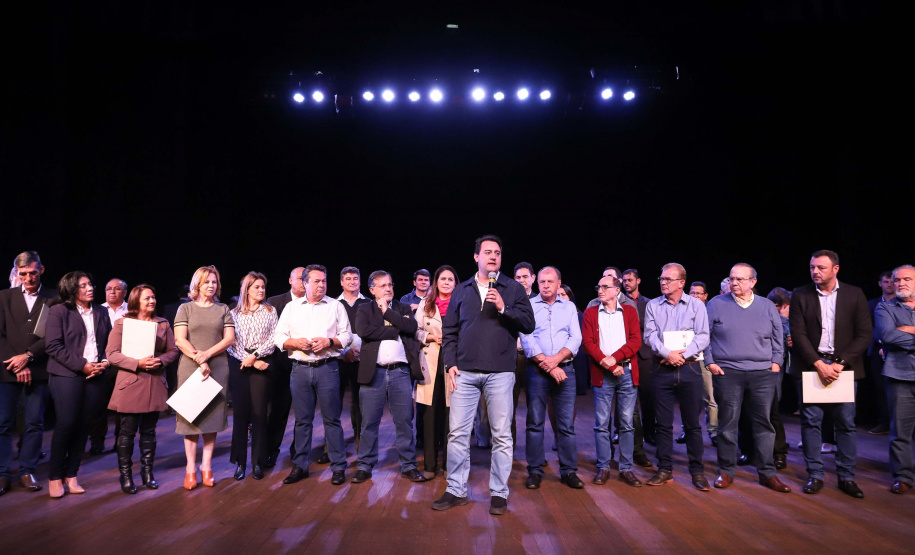 O governador Carlos Massa Ratinho Junior esteve nesta quarta-feira (15) em Campo Mourão e confirmou recursos para obras de infraestrutura urbana e compra de veículos, máquinas e equipamentos para 12 municípios do Noroeste do Paraná. Ele autorizou as licitações e homologações dos projetos da Secretaria de Estado do Desenvolvimento Urbano e Obras Públicas. Os investimentos somam R$ 8 milhões. Foto: Rodrigo Felix Leal/ANPr