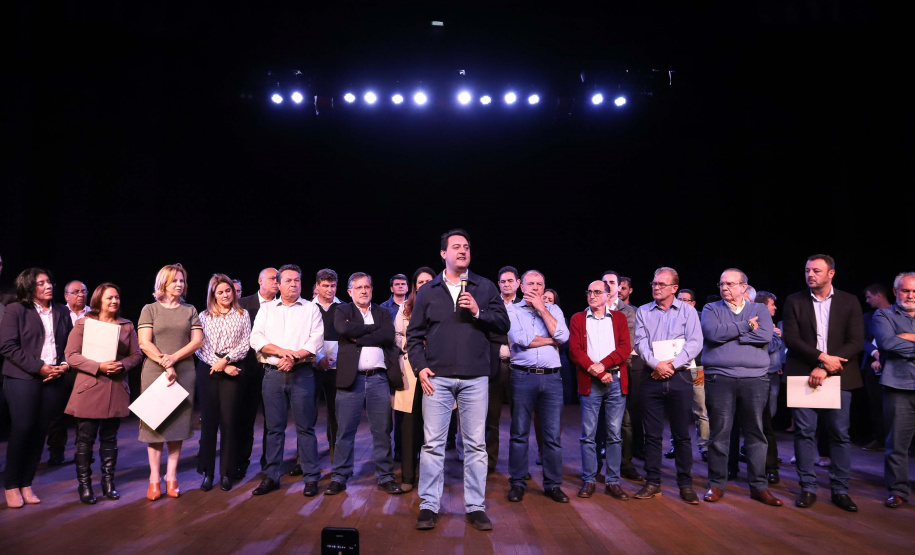 O governador Carlos Massa Ratinho Junior esteve nesta quarta-feira (15) em Campo Mourão e confirmou recursos para obras de infraestrutura urbana e compra de veículos, máquinas e equipamentos para 12 municípios do Noroeste do Paraná. Ele autorizou as licitações e homologações dos projetos da Secretaria de Estado do Desenvolvimento Urbano e Obras Públicas. Os investimentos somam R$ 8 milhões. Foto: Rodrigo Felix Leal/ANPr