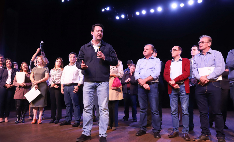 O governador Carlos Massa Ratinho Junior esteve nesta quarta-feira (15) em Campo Mourão e confirmou recursos para obras de infraestrutura urbana e compra de veículos, máquinas e equipamentos para 12 municípios do Noroeste do Paraná. Ele autorizou as licitações e homologações dos projetos da Secretaria de Estado do Desenvolvimento Urbano e Obras Públicas. Os investimentos somam R$ 8 milhões. Foto: Rodrigo Felix Leal/ANPr