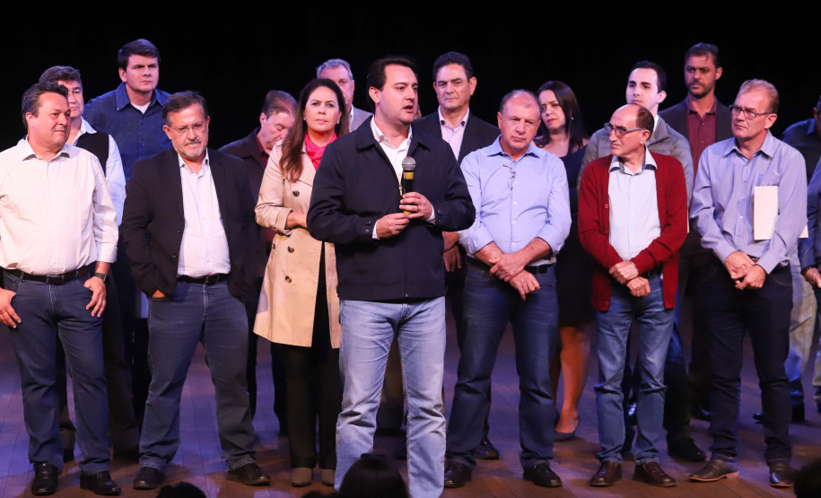 O governador Carlos Massa Ratinho Junior esteve nesta quarta-feira (15) em Campo Mourão e confirmou recursos para obras de infraestrutura urbana e compra de veículos, máquinas e equipamentos para 12 municípios do Noroeste do Paraná. Ele autorizou as licitações e homologações dos projetos da Secretaria de Estado do Desenvolvimento Urbano e Obras Públicas. Os investimentos somam R$ 8 milhões. Foto: Rodrigo Felix Leal/ANPr