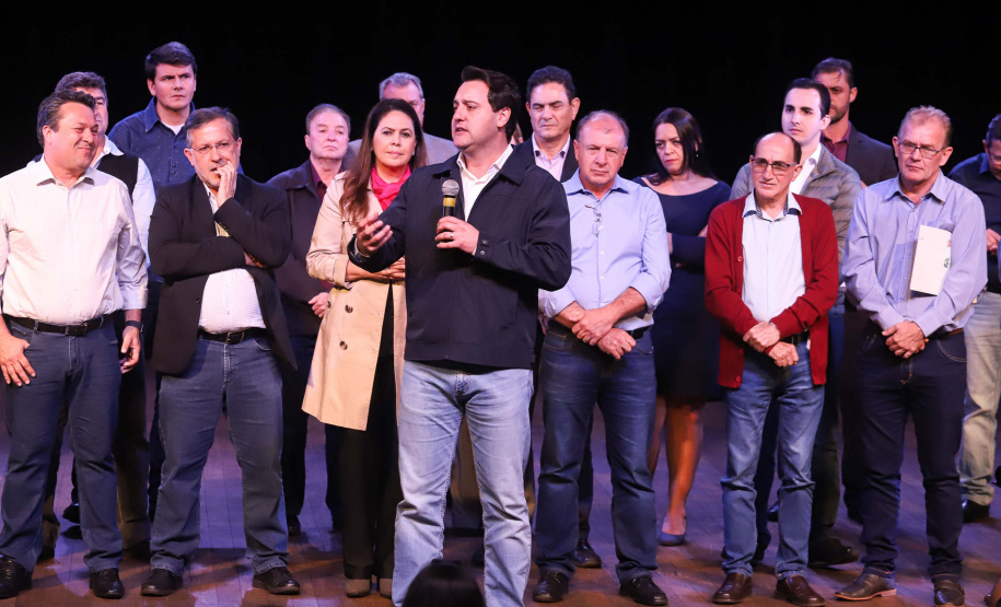 O governador Carlos Massa Ratinho Junior esteve nesta quarta-feira (15) em Campo Mourão e confirmou recursos para obras de infraestrutura urbana e compra de veículos, máquinas e equipamentos para 12 municípios do Noroeste do Paraná. Ele autorizou as licitações e homologações dos projetos da Secretaria de Estado do Desenvolvimento Urbano e Obras Públicas. Os investimentos somam R$ 8 milhões. Foto: Rodrigo Felix Leal/ANPr