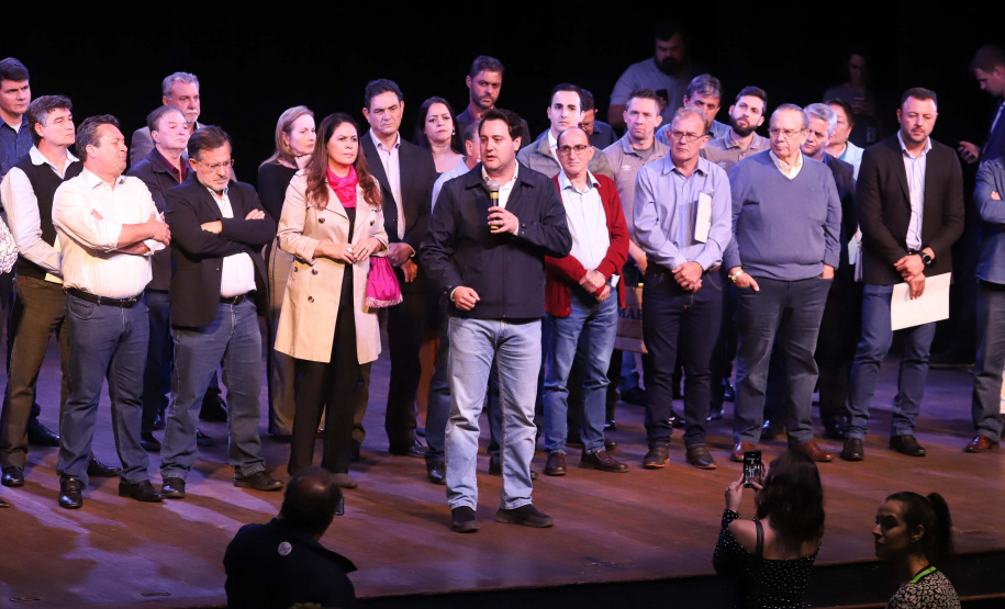 O governador Carlos Massa Ratinho Junior esteve nesta quarta-feira (15) em Campo Mourão e confirmou recursos para obras de infraestrutura urbana e compra de veículos, máquinas e equipamentos para 12 municípios do Noroeste do Paraná. Ele autorizou as licitações e homologações dos projetos da Secretaria de Estado do Desenvolvimento Urbano e Obras Públicas. Os investimentos somam R$ 8 milhões. Foto: Rodrigo Felix Leal/ANPr