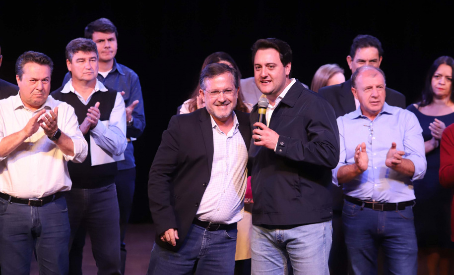 O governador Carlos Massa Ratinho Junior esteve nesta quarta-feira (15) em Campo Mourão e confirmou recursos para obras de infraestrutura urbana e compra de veículos, máquinas e equipamentos para 12 municípios do Noroeste do Paraná. Ele autorizou as licitações e homologações dos projetos da Secretaria de Estado do Desenvolvimento Urbano e Obras Públicas. Os investimentos somam R$ 8 milhões. Foto: Rodrigo Felix Leal/ANPr