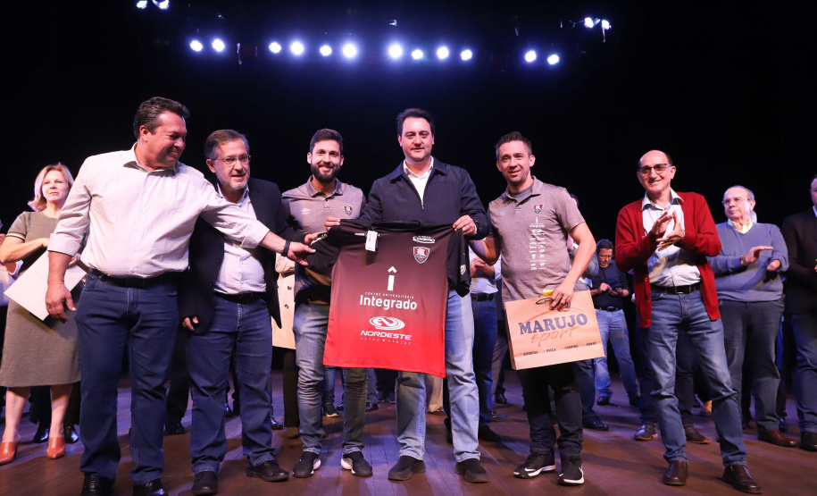 O governador Carlos Massa Ratinho Junior esteve nesta quarta-feira (15) em Campo Mourão e confirmou recursos para obras de infraestrutura urbana e compra de veículos, máquinas e equipamentos para 12 municípios do Noroeste do Paraná. Ele autorizou as licitações e homologações dos projetos da Secretaria de Estado do Desenvolvimento Urbano e Obras Públicas. Os investimentos somam R$ 8 milhões. Foto: Rodrigo Felix Leal/ANPr