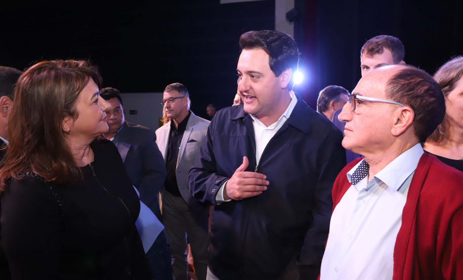 O governador Carlos Massa Ratinho Junior esteve nesta quarta-feira (15) em Campo Mourão e confirmou recursos para obras de infraestrutura urbana e compra de veículos, máquinas e equipamentos para 12 municípios do Noroeste do Paraná. Ele autorizou as licitações e homologações dos projetos da Secretaria de Estado do Desenvolvimento Urbano e Obras Públicas. Os investimentos somam R$ 8 milhões. Foto: Rodrigo Felix Leal/ANPr
