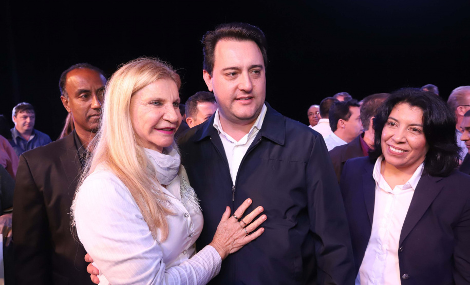 O governador Carlos Massa Ratinho Junior esteve nesta quarta-feira (15) em Campo Mourão e confirmou recursos para obras de infraestrutura urbana e compra de veículos, máquinas e equipamentos para 12 municípios do Noroeste do Paraná. Ele autorizou as licitações e homologações dos projetos da Secretaria de Estado do Desenvolvimento Urbano e Obras Públicas. Os investimentos somam R$ 8 milhões. Foto: Rodrigo Felix Leal/ANPr