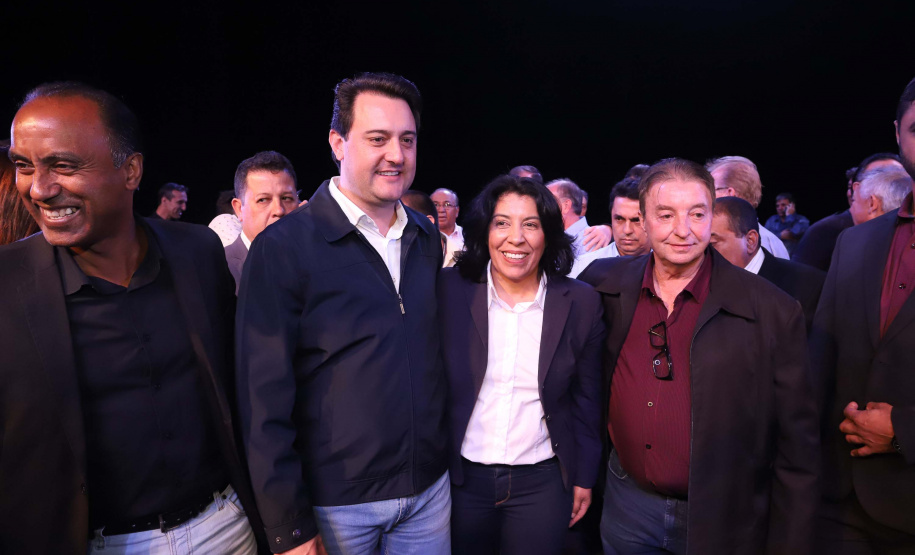 O governador Carlos Massa Ratinho Junior esteve nesta quarta-feira (15) em Campo Mourão e confirmou recursos para obras de infraestrutura urbana e compra de veículos, máquinas e equipamentos para 12 municípios do Noroeste do Paraná. Ele autorizou as licitações e homologações dos projetos da Secretaria de Estado do Desenvolvimento Urbano e Obras Públicas. Os investimentos somam R$ 8 milhões. Foto: Rodrigo Felix Leal/ANPr