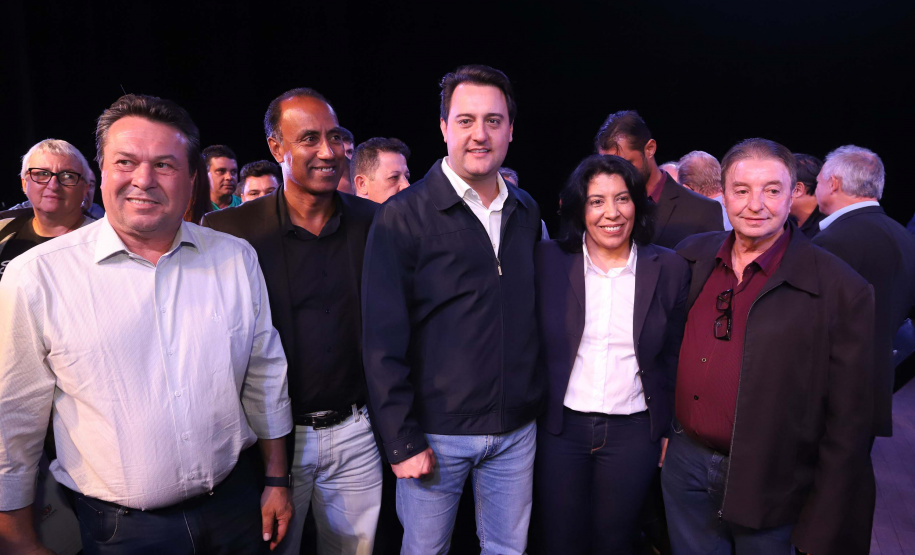 O governador Carlos Massa Ratinho Junior esteve nesta quarta-feira (15) em Campo Mourão e confirmou recursos para obras de infraestrutura urbana e compra de veículos, máquinas e equipamentos para 12 municípios do Noroeste do Paraná. Ele autorizou as licitações e homologações dos projetos da Secretaria de Estado do Desenvolvimento Urbano e Obras Públicas. Os investimentos somam R$ 8 milhões. Foto: Rodrigo Felix Leal/ANPr