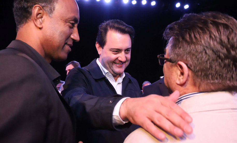 O governador Carlos Massa Ratinho Junior esteve nesta quarta-feira (15) em Campo Mourão e confirmou recursos para obras de infraestrutura urbana e compra de veículos, máquinas e equipamentos para 12 municípios do Noroeste do Paraná. Ele autorizou as licitações e homologações dos projetos da Secretaria de Estado do Desenvolvimento Urbano e Obras Públicas. Os investimentos somam R$ 8 milhões. Foto: Rodrigo Felix Leal/ANPr