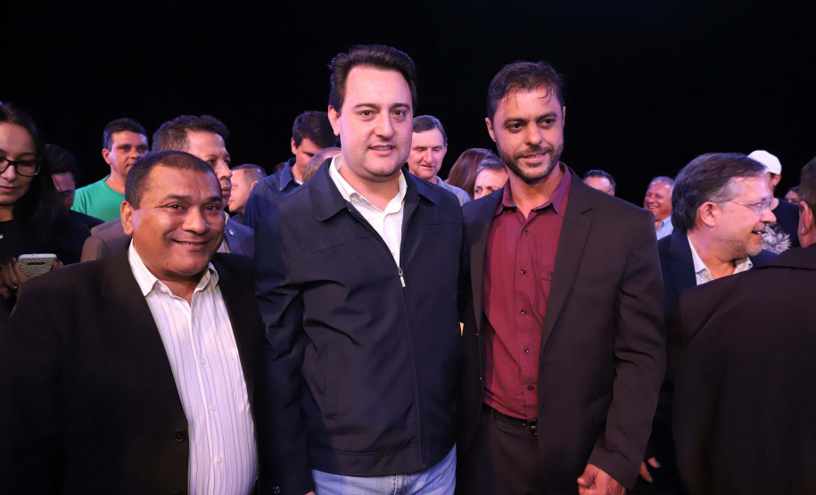 O governador Carlos Massa Ratinho Junior esteve nesta quarta-feira (15) em Campo Mourão e confirmou recursos para obras de infraestrutura urbana e compra de veículos, máquinas e equipamentos para 12 municípios do Noroeste do Paraná. Ele autorizou as licitações e homologações dos projetos da Secretaria de Estado do Desenvolvimento Urbano e Obras Públicas. Os investimentos somam R$ 8 milhões. Foto: Rodrigo Felix Leal/ANPr