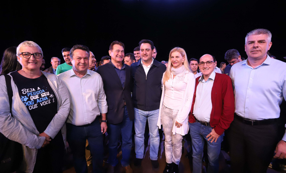 O governador Carlos Massa Ratinho Junior esteve nesta quarta-feira (15) em Campo Mourão e confirmou recursos para obras de infraestrutura urbana e compra de veículos, máquinas e equipamentos para 12 municípios do Noroeste do Paraná. Ele autorizou as licitações e homologações dos projetos da Secretaria de Estado do Desenvolvimento Urbano e Obras Públicas. Os investimentos somam R$ 8 milhões. Foto: Rodrigo Felix Leal/ANPr